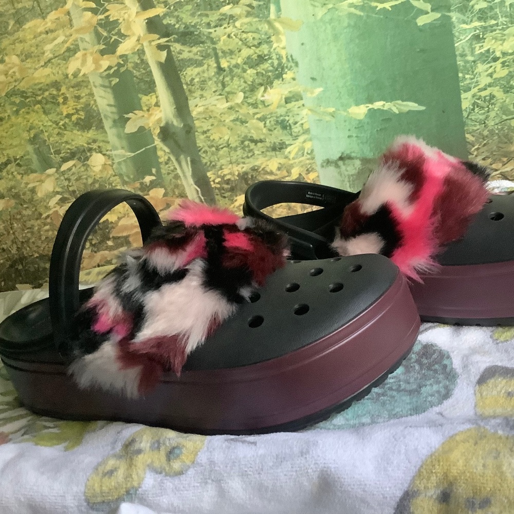 Crocs w/fur 11W. Black and maroon with pink/maroon, black and white faux fur.